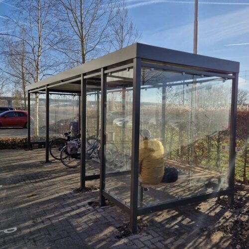 Fietsoverkapping Manheim - Modern en Maatwerk 77 Fietsoverkapping met glazen wanden en rokersgedeelte